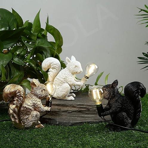 Speelse Eekhoorn Lamp met Warm Licht – Tafellamp van Hars & Acryl voor Huisdecoratie