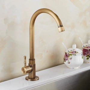 Antieke Messing Keukenkraan met Elegante Zwanenhals  Vintage Stijl  Duurzaam Ontwerp