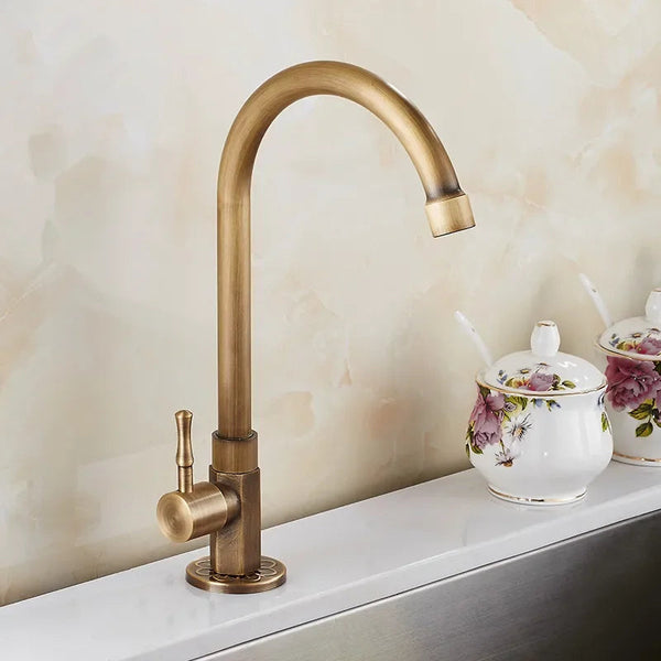 Antieke Messing Keukenkraan met Elegante Zwanenhals  Vintage Stijl  Duurzaam Ontwerp
