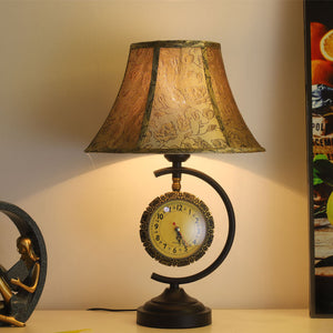 Klassieke Europese Tafellamp met Stoffen Lampenkap en Klokdesign – Elegante Binnenverlichting voor Woonkamer, Slaapkamer of Kantoor