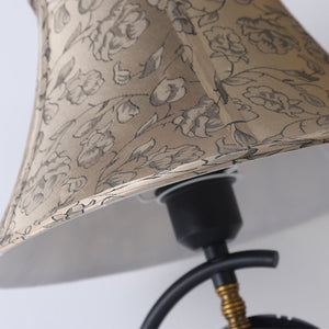 Klassieke Europese Tafellamp met Stoffen Lampenkap en Klokdesign – Elegante Binnenverlichting voor Woonkamer, Slaapkamer of Kantoor