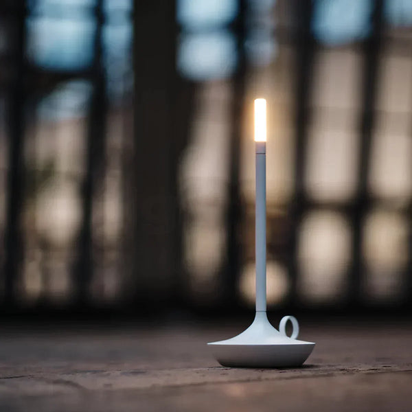 LeuchtSäule: Minimalistische Kerzenleuchte mit warmem Schein