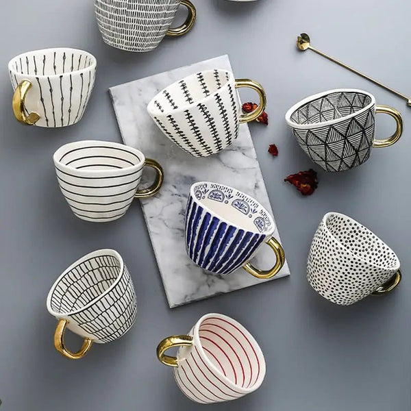 Elegant Handbeschilderde Mok met Artistiek Gouden Handvat  Stijlvolle Koffie- en Theebeker