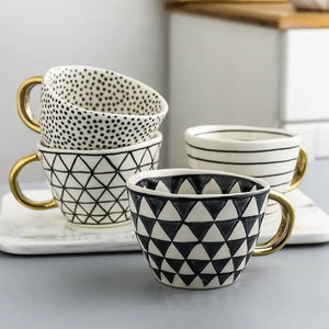 Elegant Handbeschilderde Mok met Artistiek Gouden Handvat  Stijlvolle Koffie- en Theebeker