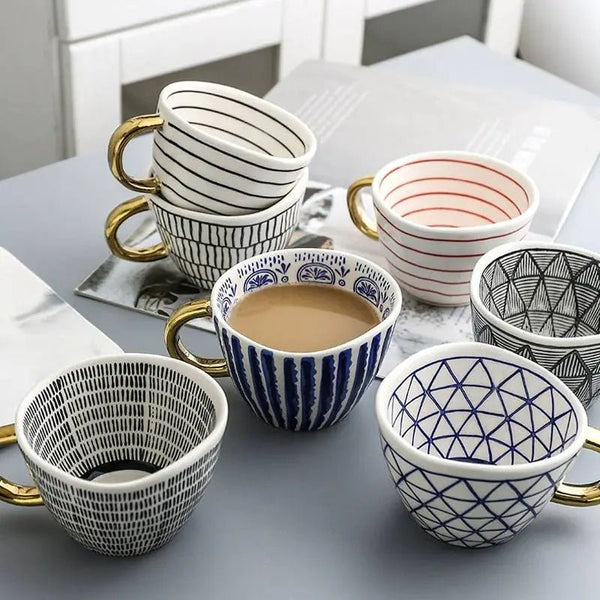 Elegant Handbeschilderde Mok met Artistiek Gouden Handvat  Stijlvolle Koffie- en Theebeker