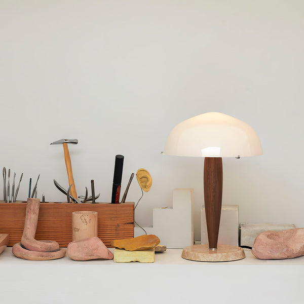 Elegante Tafellamp van Glas en Walnoot met Marmeren Accenten – Moderne Interieurverlichting