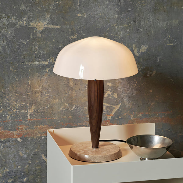 Elegante Tafellamp van Glas en Walnoot met Marmeren Accenten – Moderne Interieurverlichting
