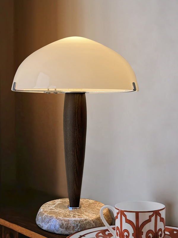 Elegante Tafellamp van Glas en Walnoot met Marmeren Accenten – Moderne Interieurverlichting