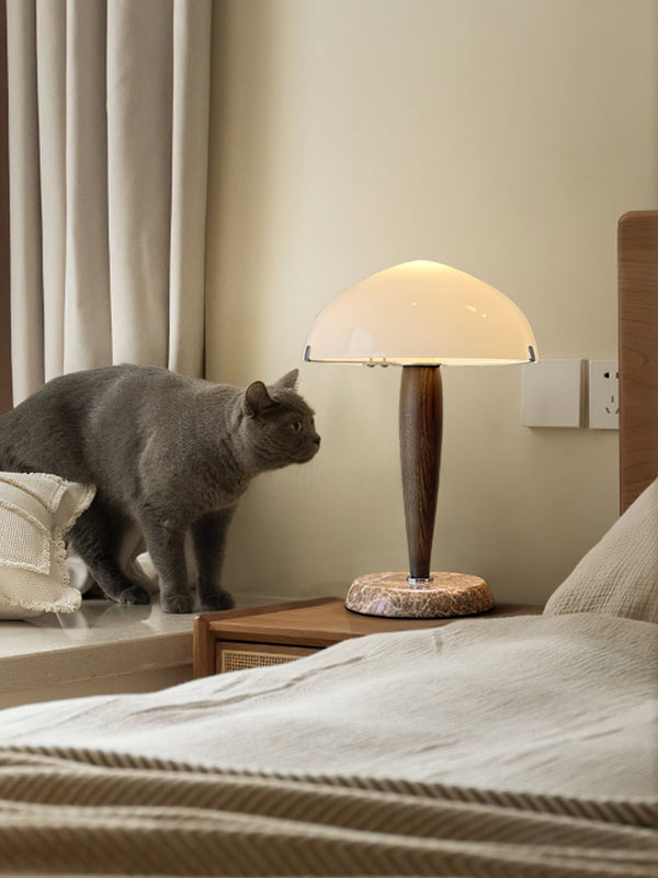 Elegante Tafellamp van Glas en Walnoot met Marmeren Accenten – Moderne Interieurverlichting
