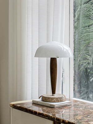 Elegante Tafellamp van Glas en Walnoot met Marmeren Accenten – Moderne Interieurverlichting