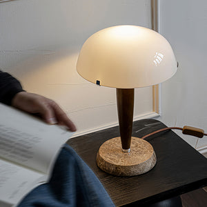 Elegante Tafellamp van Glas en Walnoot met Marmeren Accenten – Moderne Interieurverlichting
