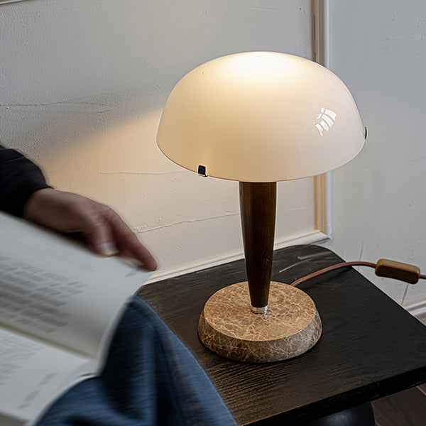 Elegante Tafellamp van Glas en Walnoot met Marmeren Accenten – Moderne Interieurverlichting