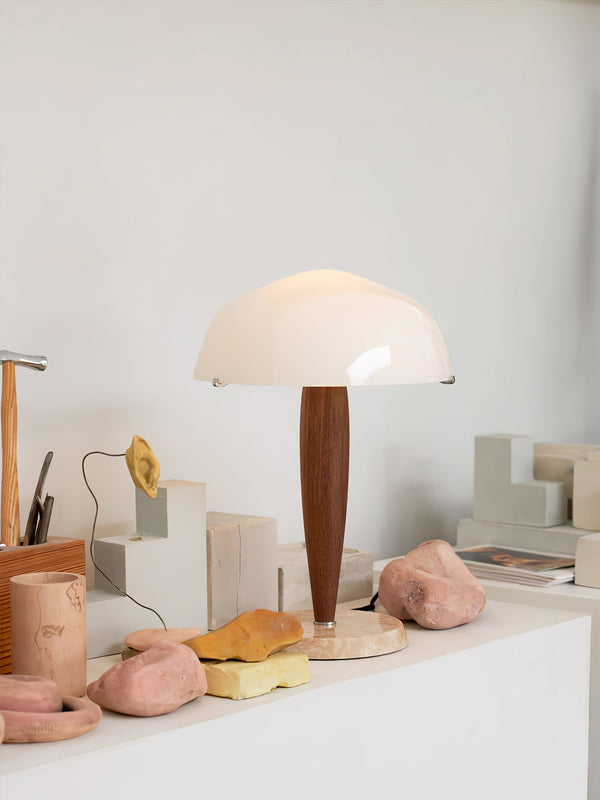 Elegante Tafellamp van Glas en Walnoot met Marmeren Accenten – Moderne Interieurverlichting