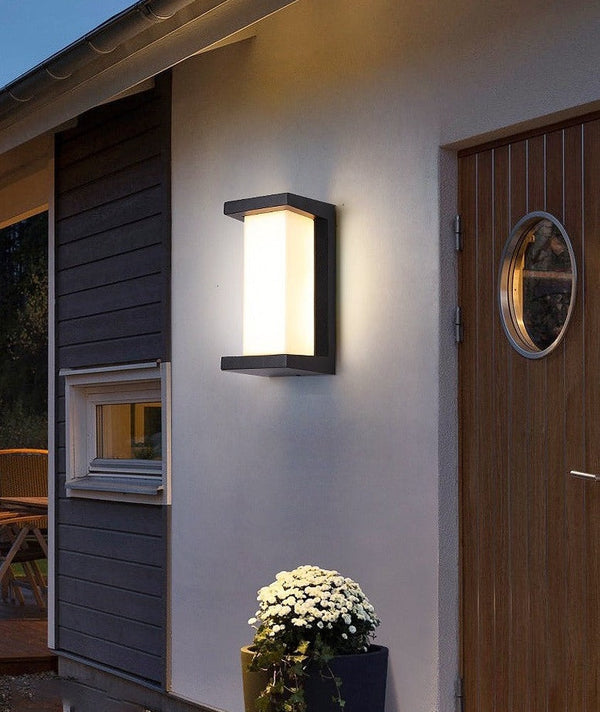 Moderne Zwarte Buitenwandlamp met Bewegingssensor – Weerbestendige Buitenverlichting