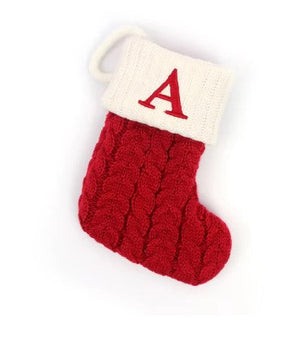 Kerstsok met letter borduring – rode gebreide MerrySock decoratie met naam