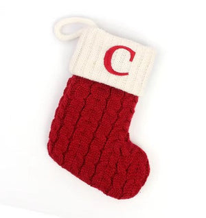 Kerstsok met letter borduring – rode gebreide MerrySock decoratie met naam