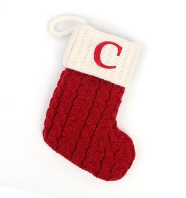 Kerstsok met letter borduring – rode gebreide MerrySock decoratie met naam