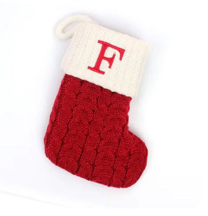 Kerstsok met letter borduring – rode gebreide MerrySock decoratie met naam
