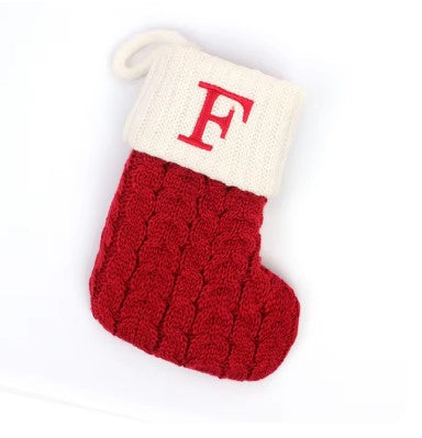 Kerstsok met letter borduring – rode gebreide MerrySock decoratie met naam