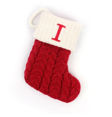 Kerstsok met letter borduring – rode gebreide MerrySock decoratie met naam