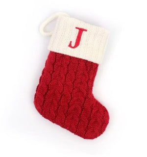 Kerstsok met letter borduring – rode gebreide MerrySock decoratie met naam