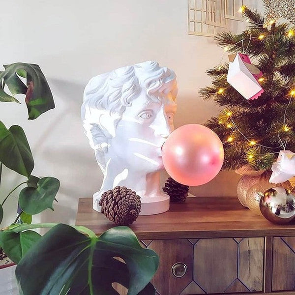 Skurrile Tafellamp met Kauwgombeeld – Unieke Decoratieve Verlichting voor Moderne Interieurs