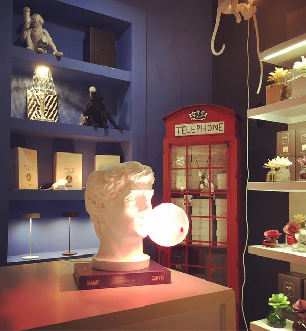 Skurrile Tafellamp met Kauwgombeeld – Unieke Decoratieve Verlichting voor Moderne Interieurs