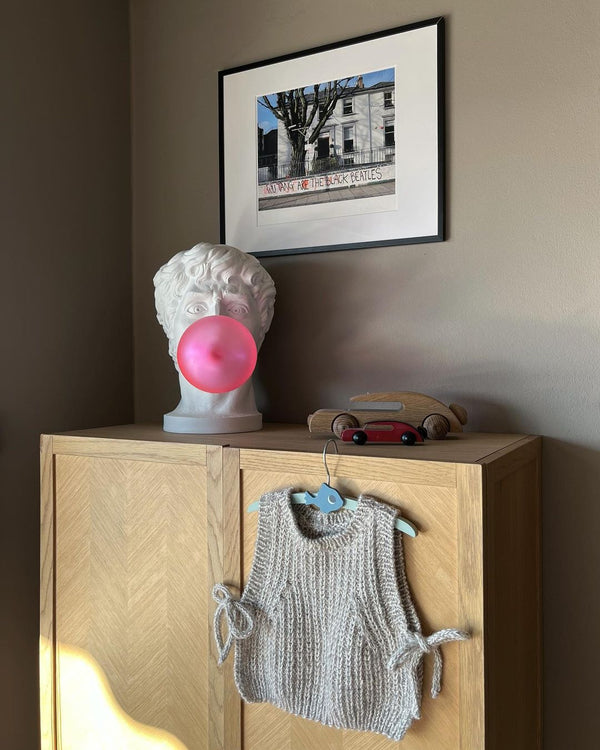 Skurrile Tafellamp met Kauwgombeeld – Unieke Decoratieve Verlichting voor Moderne Interieurs