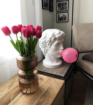 Skurrile Tafellamp met Kauwgombeeld – Unieke Decoratieve Verlichting voor Moderne Interieurs