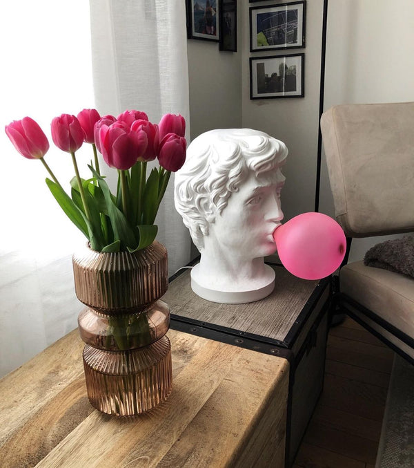 Skurrile Tafellamp met Kauwgombeeld – Unieke Decoratieve Verlichting voor Moderne Interieurs