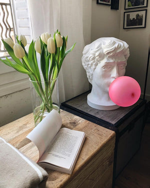 Skurrile Tafellamp met Kauwgombeeld – Unieke Decoratieve Verlichting voor Moderne Interieurs