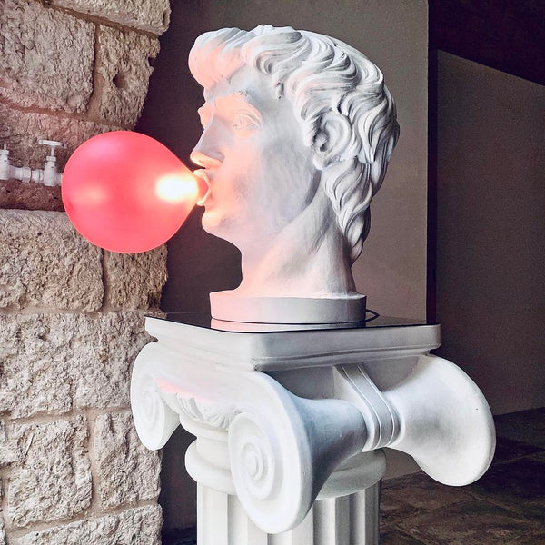 Skurrile Tafellamp met Kauwgombeeld – Unieke Decoratieve Verlichting voor Moderne Interieurs