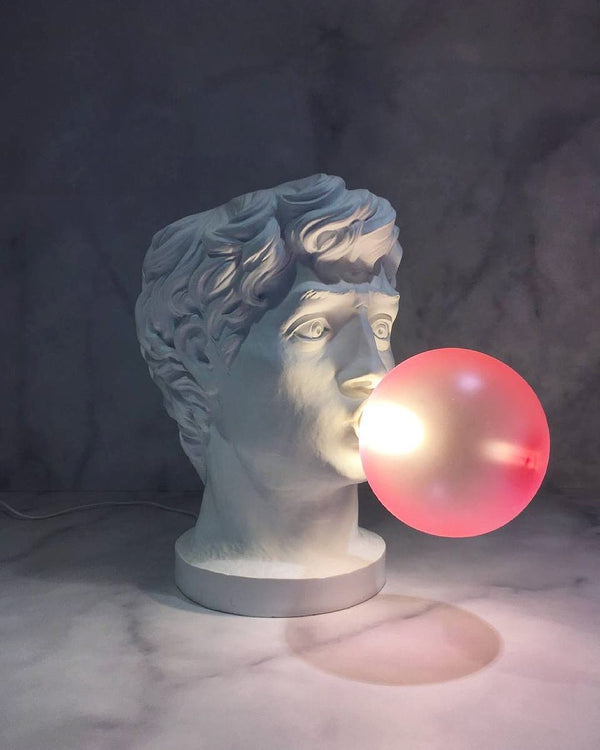 Skurrile Tafellamp met Kauwgombeeld – Unieke Decoratieve Verlichting voor Moderne Interieurs