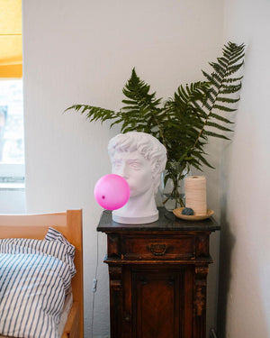Skurrile Tafellamp met Kauwgombeeld – Unieke Decoratieve Verlichting voor Moderne Interieurs