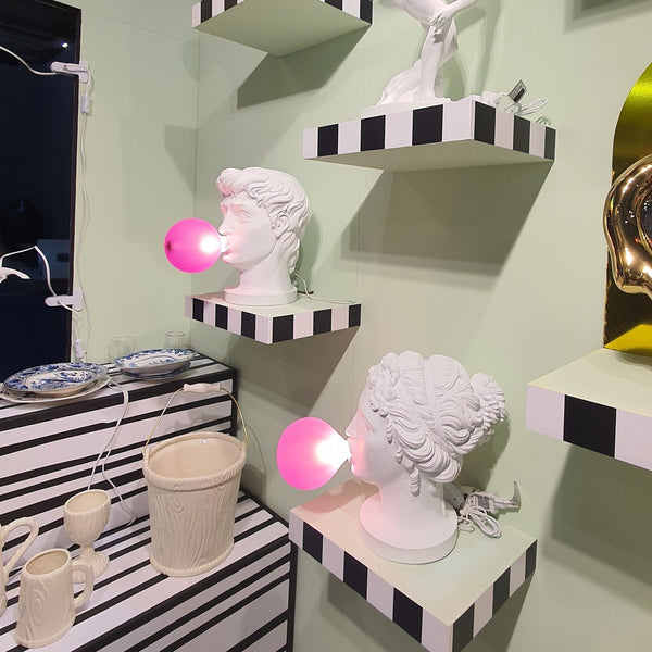 Skurrile Tafellamp met Kauwgombeeld – Unieke Decoratieve Verlichting voor Moderne Interieurs