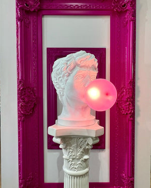 Skurrile Tafellamp met Kauwgombeeld – Unieke Decoratieve Verlichting voor Moderne Interieurs
