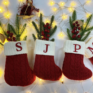 Kerstsok met letter borduring – rode gebreide MerrySock decoratie met naam
