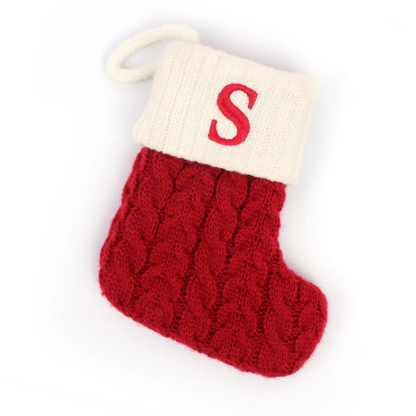 Kerstsok met letter borduring – rode gebreide MerrySock decoratie met naam
