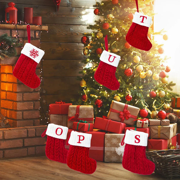 Kerstsok met letter borduring – rode gebreide MerrySock decoratie met naam